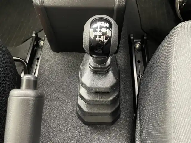 スズキ ジムニー XL 福井県 2024(令6)年 1.1万km シフォンアイボリーM ４WD/社外７インチディスプレイオーディオナビ/Bluetooth/USB/AUX/AM/FM/バックカメラ /衝突軽減ブレーキ//シートヒーター /電動格納式ミラー/プッシュスタート /オートライト /ライトレベライザー /フォグランプ/背面タイヤ/ETC/社外フロアマット