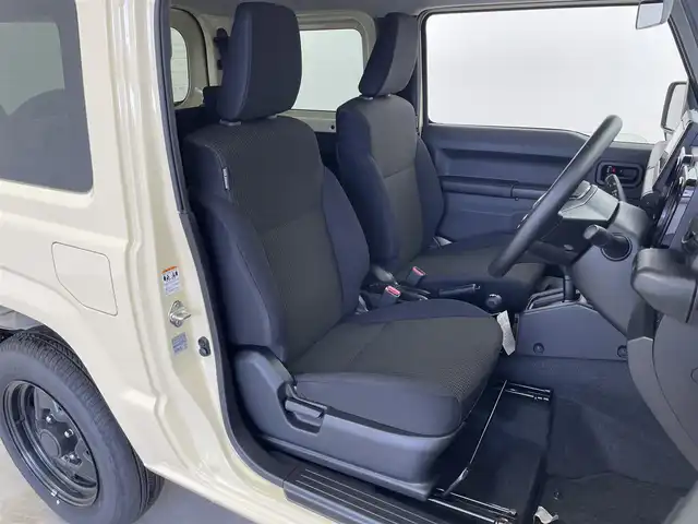 スズキ ジムニー XL 福井県 2024(令6)年 1.1万km シフォンアイボリーM ４WD/社外７インチディスプレイオーディオナビ/Bluetooth/USB/AUX/AM/FM/バックカメラ /衝突軽減ブレーキ//シートヒーター /電動格納式ミラー/プッシュスタート /オートライト /ライトレベライザー /フォグランプ/背面タイヤ/ETC/社外フロアマット