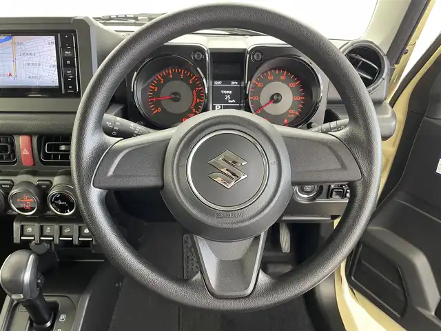 スズキ ジムニー XL 福井県 2024(令6)年 1.1万km シフォンアイボリーM ４WD/社外７インチディスプレイオーディオナビ/Bluetooth/USB/AUX/AM/FM/バックカメラ /衝突軽減ブレーキ//シートヒーター /電動格納式ミラー/プッシュスタート /オートライト /ライトレベライザー /フォグランプ/背面タイヤ/ETC/社外フロアマット