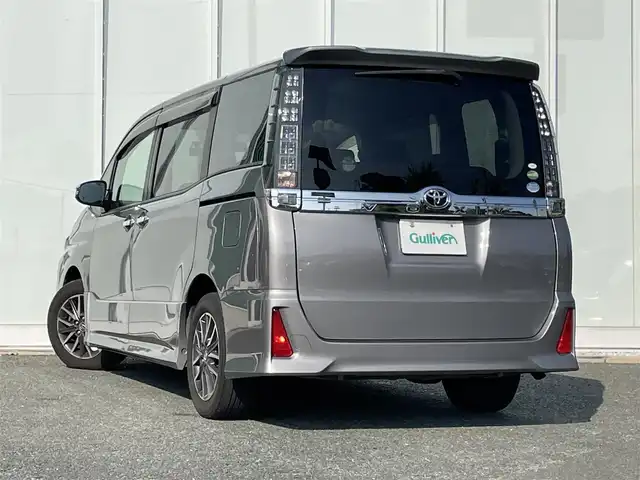 トヨタ ヴォクシー ZS 煌Ⅱ 福岡県 2017(平29)年 3.5万km アイスチタニウムマイカメタリック 純正9インチナビ/（Bカメラ、TV、DVD、CD、Bluetooth、AM、FM）/両側パワースライドドア/12.1インチフリップダウンモニター（V12T-R66C)/ドラレコ前後/ビルトインETC/デュアルエアコン/サンシェード/純正16インチホイール/プリクラッシュ/横滑り防止装置/車線逸脱警報/アイドリングストップ/オートマチックハイビーム/純正マット/ドアバイザー/プリクラッシュ/スマートキー/スペアキー/保証書/取扱説明書