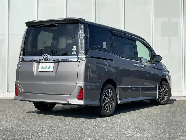 トヨタ ヴォクシー ZS 煌Ⅱ 福岡県 2017(平29)年 3.5万km アイスチタニウムマイカメタリック 純正9インチナビ/（Bカメラ、TV、DVD、CD、Bluetooth、AM、FM）/両側パワースライドドア/12.1インチフリップダウンモニター（V12T-R66C)/ドラレコ前後/ビルトインETC/デュアルエアコン/サンシェード/純正16インチホイール/プリクラッシュ/横滑り防止装置/車線逸脱警報/アイドリングストップ/オートマチックハイビーム/純正マット/ドアバイザー/プリクラッシュ/スマートキー/スペアキー/保証書/取扱説明書