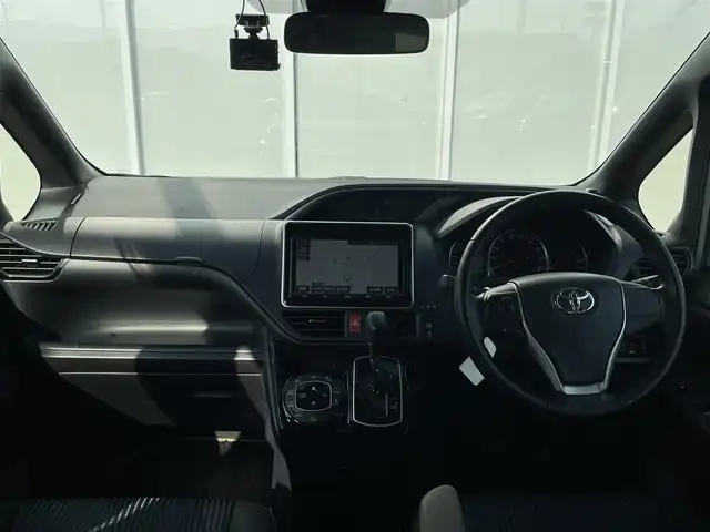 トヨタ ヴォクシー ZS 煌Ⅱ 福岡県 2017(平29)年 3.5万km アイスチタニウムマイカメタリック 純正9インチナビ/（Bカメラ、TV、DVD、CD、Bluetooth、AM、FM）/両側パワースライドドア/12.1インチフリップダウンモニター（V12T-R66C)/ドラレコ前後/ビルトインETC/デュアルエアコン/サンシェード/純正16インチホイール/プリクラッシュ/横滑り防止装置/車線逸脱警報/アイドリングストップ/オートマチックハイビーム/純正マット/ドアバイザー/プリクラッシュ/スマートキー/スペアキー/保証書/取扱説明書