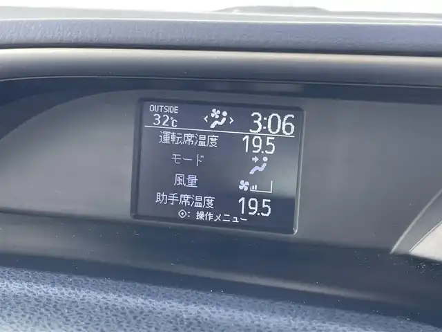 トヨタ ヴォクシー ZS 煌Ⅱ 福岡県 2017(平29)年 3.5万km アイスチタニウムマイカメタリック 純正9インチナビ/（Bカメラ、TV、DVD、CD、Bluetooth、AM、FM）/両側パワースライドドア/12.1インチフリップダウンモニター（V12T-R66C)/ドラレコ前後/ビルトインETC/デュアルエアコン/サンシェード/純正16インチホイール/プリクラッシュ/横滑り防止装置/車線逸脱警報/アイドリングストップ/オートマチックハイビーム/純正マット/ドアバイザー/プリクラッシュ/スマートキー/スペアキー/保証書/取扱説明書