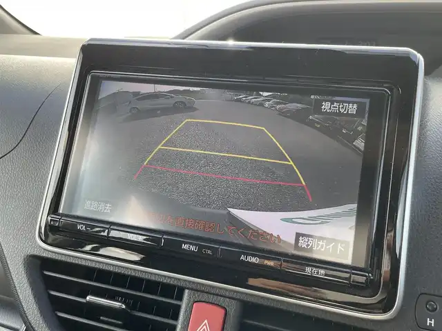 トヨタ ヴォクシー ZS 煌Ⅱ 福岡県 2017(平29)年 3.5万km アイスチタニウムマイカメタリック 純正9インチナビ/（Bカメラ、TV、DVD、CD、Bluetooth、AM、FM）/両側パワースライドドア/12.1インチフリップダウンモニター（V12T-R66C)/ドラレコ前後/ビルトインETC/デュアルエアコン/サンシェード/純正16インチホイール/プリクラッシュ/横滑り防止装置/車線逸脱警報/アイドリングストップ/オートマチックハイビーム/純正マット/ドアバイザー/プリクラッシュ/スマートキー/スペアキー/保証書/取扱説明書