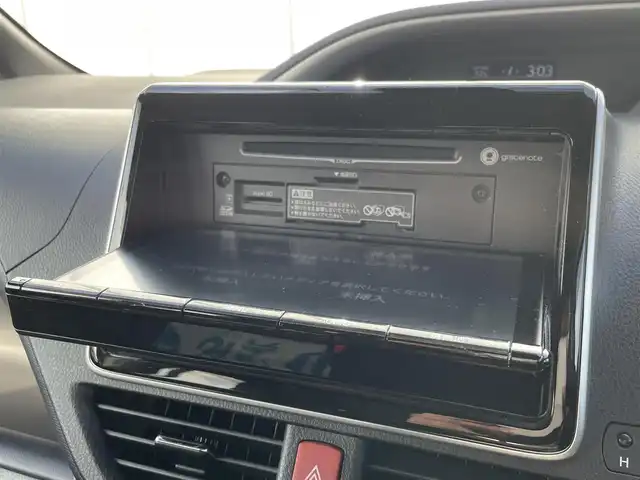 トヨタ ヴォクシー ZS 煌Ⅱ 福岡県 2017(平29)年 3.5万km アイスチタニウムマイカメタリック 純正9インチナビ/（Bカメラ、TV、DVD、CD、Bluetooth、AM、FM）/両側パワースライドドア/12.1インチフリップダウンモニター（V12T-R66C)/ドラレコ前後/ビルトインETC/デュアルエアコン/サンシェード/純正16インチホイール/プリクラッシュ/横滑り防止装置/車線逸脱警報/アイドリングストップ/オートマチックハイビーム/純正マット/ドアバイザー/プリクラッシュ/スマートキー/スペアキー/保証書/取扱説明書