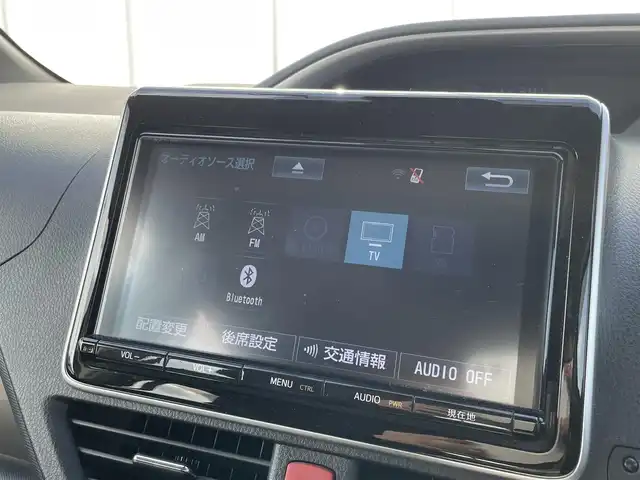 トヨタ ヴォクシー ZS 煌Ⅱ 福岡県 2017(平29)年 3.5万km アイスチタニウムマイカメタリック 純正9インチナビ/（Bカメラ、TV、DVD、CD、Bluetooth、AM、FM）/両側パワースライドドア/12.1インチフリップダウンモニター（V12T-R66C)/ドラレコ前後/ビルトインETC/デュアルエアコン/サンシェード/純正16インチホイール/プリクラッシュ/横滑り防止装置/車線逸脱警報/アイドリングストップ/オートマチックハイビーム/純正マット/ドアバイザー/プリクラッシュ/スマートキー/スペアキー/保証書/取扱説明書