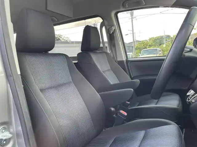 トヨタ ヴォクシー ZS 煌Ⅱ 福岡県 2017(平29)年 3.5万km アイスチタニウムマイカメタリック 純正9インチナビ/（Bカメラ、TV、DVD、CD、Bluetooth、AM、FM）/両側パワースライドドア/12.1インチフリップダウンモニター（V12T-R66C)/ドラレコ前後/ビルトインETC/デュアルエアコン/サンシェード/純正16インチホイール/プリクラッシュ/横滑り防止装置/車線逸脱警報/アイドリングストップ/オートマチックハイビーム/純正マット/ドアバイザー/プリクラッシュ/スマートキー/スペアキー/保証書/取扱説明書