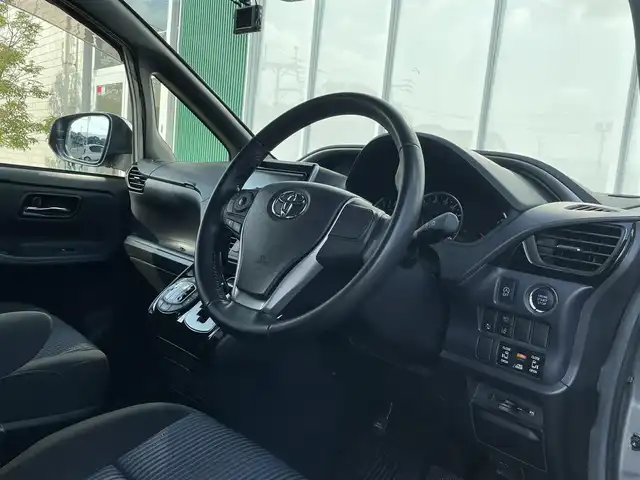 トヨタ ヴォクシー ZS 煌Ⅱ 福岡県 2017(平29)年 3.5万km アイスチタニウムマイカメタリック 純正9インチナビ/（Bカメラ、TV、DVD、CD、Bluetooth、AM、FM）/両側パワースライドドア/12.1インチフリップダウンモニター（V12T-R66C)/ドラレコ前後/ビルトインETC/デュアルエアコン/サンシェード/純正16インチホイール/プリクラッシュ/横滑り防止装置/車線逸脱警報/アイドリングストップ/オートマチックハイビーム/純正マット/ドアバイザー/プリクラッシュ/スマートキー/スペアキー/保証書/取扱説明書