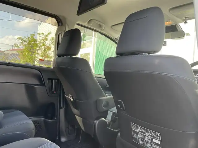 トヨタ ヴォクシー ZS 煌Ⅱ 福岡県 2017(平29)年 3.5万km アイスチタニウムマイカメタリック 純正9インチナビ/（Bカメラ、TV、DVD、CD、Bluetooth、AM、FM）/両側パワースライドドア/12.1インチフリップダウンモニター（V12T-R66C)/ドラレコ前後/ビルトインETC/デュアルエアコン/サンシェード/純正16インチホイール/プリクラッシュ/横滑り防止装置/車線逸脱警報/アイドリングストップ/オートマチックハイビーム/純正マット/ドアバイザー/プリクラッシュ/スマートキー/スペアキー/保証書/取扱説明書
