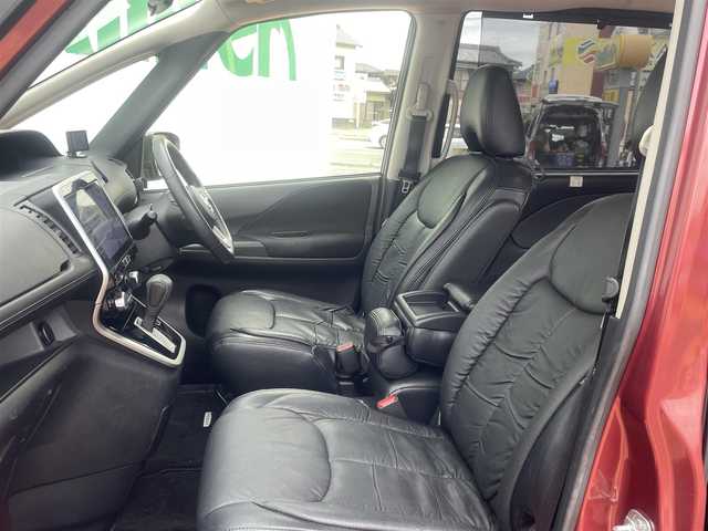 日産 セレナ ハイウェイスター V 福岡県 2018(平30)年 6.8万km マルーンレッド 2トーン アルパインメモリナビ/バックカメラ/アラウンドビューモニター/エマージェンシーブレーキ/クルーズコントロール/ハンズフリーパワースライドドア（助手席側）/LEDヘッドライト/オートライト/ボディ同色電動格納ドアミラー/革巻ステアリングホイール/ステアリングスイッチ/SRSエアバック（運転席/助手席）/インテリジェントキー/プッシュスタート