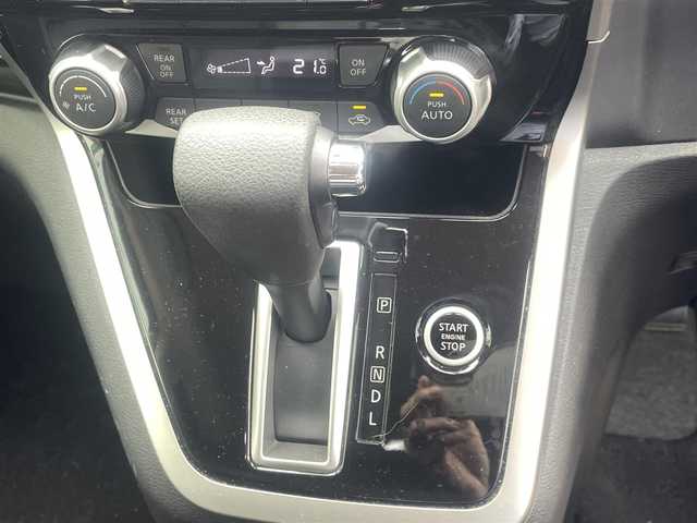 日産 セレナ ハイウェイスター V 福岡県 2018(平30)年 6.8万km マルーンレッド 2トーン アルパインメモリナビ/バックカメラ/アラウンドビューモニター/エマージェンシーブレーキ/クルーズコントロール/ハンズフリーパワースライドドア（助手席側）/LEDヘッドライト/オートライト/ボディ同色電動格納ドアミラー/革巻ステアリングホイール/ステアリングスイッチ/SRSエアバック（運転席/助手席）/インテリジェントキー/プッシュスタート