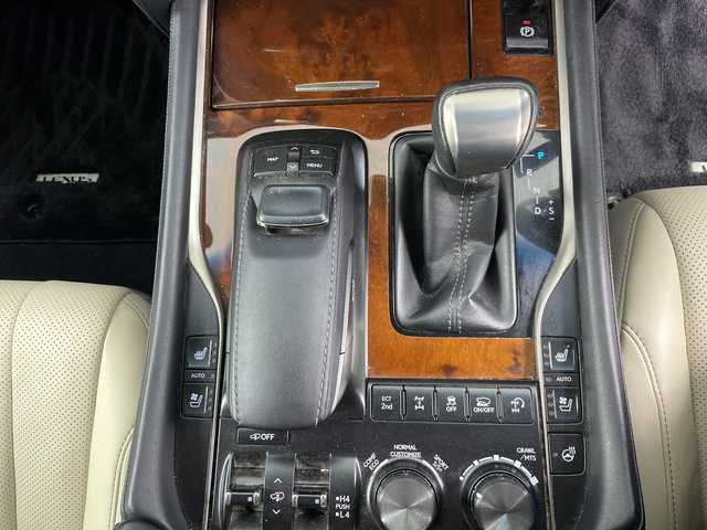 レクサス ＬＸ 570 道央・札幌 2016(平28)年 6.8万km ホワイトパールクリスタルシャイン ・4WD/・純正ナビ  BT/USB/CD/DVD/AUX/・パノラミックビューモニター/・サンルーフ/・マークレビンソン/・クールボックス/・フロントTRDグリル/スポイラー/・リアモデリスタエアロ/・レクサスセーフティシステムプラス/・パワーバックドア/・プリクラッシュセーフティ/・レーダークルーズコントロール/・ブラインドスポットモニター/・社外360°ドライブレコーダー/・レクサスクライメントコンシェルジュ/・冬タイヤ純正AW積込/・ステアリングスイッチ/ヒーター/・HUD/・センターデフロック/・パドルシフト/・純正エンジンスターター一体型スマートキー/・スペアキー×2/・カードキー×1