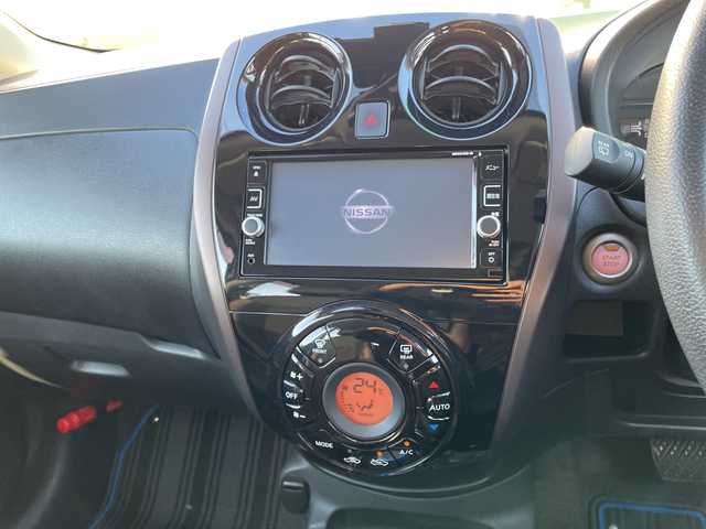 日産 ノート e－パワー メダリスト 青森県 2017(平29)年 9万km ホワイト 純正メモリナビ・フルセグTV/CD・DVD・Bluetooth・USB・SD・AUX/アラウンドビューモニター/合皮コンビシート/スマートルームミラー/前方ドライブレコーダー/エマージェンシーブレーキ/車線逸脱警報/フロント・バックソナー/踏み間違い衝突防止アシスト/ETC/純正フロアマット/インテリキー/プッシュスタート/LEDヘッドライト/オートライト/社外15インチアルミ/純正エアロ/保証書・取扱書