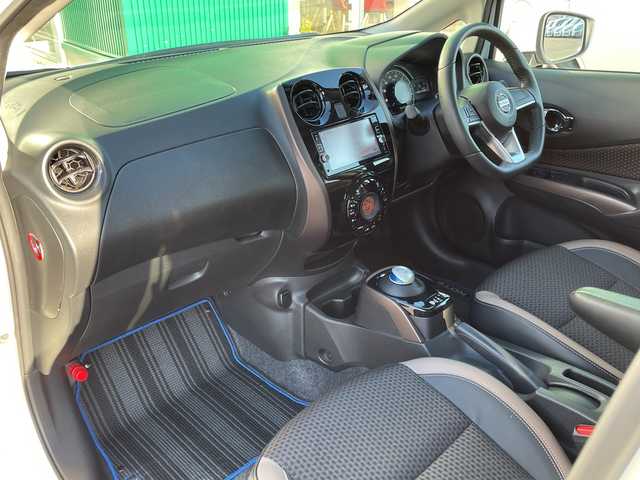 日産 ノート e－パワー メダリスト 青森県 2017(平29)年 9万km ホワイト 純正メモリナビ・フルセグTV/CD・DVD・Bluetooth・USB・SD・AUX/アラウンドビューモニター/合皮コンビシート/スマートルームミラー/前方ドライブレコーダー/エマージェンシーブレーキ/車線逸脱警報/フロント・バックソナー/踏み間違い衝突防止アシスト/ETC/純正フロアマット/インテリキー/プッシュスタート/LEDヘッドライト/オートライト/社外15インチアルミ/純正エアロ/保証書・取扱書