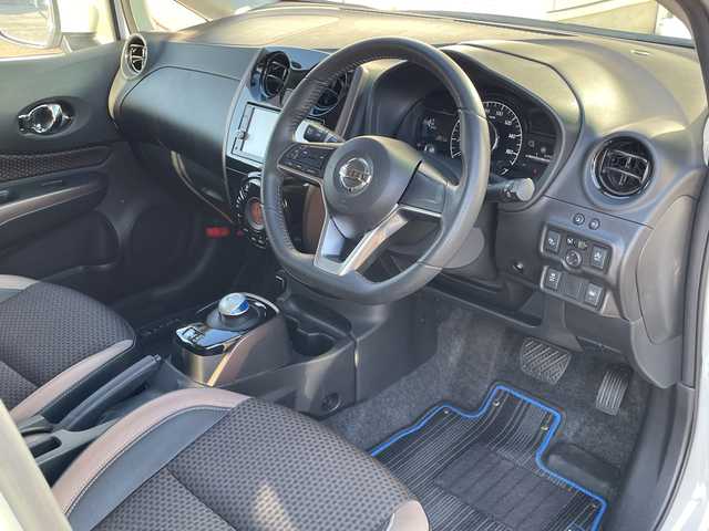 日産 ノート e－パワー メダリスト 青森県 2017(平29)年 9万km ホワイト 純正メモリナビ・フルセグTV/CD・DVD・Bluetooth・USB・SD・AUX/アラウンドビューモニター/合皮コンビシート/スマートルームミラー/前方ドライブレコーダー/エマージェンシーブレーキ/車線逸脱警報/フロント・バックソナー/踏み間違い衝突防止アシスト/ETC/純正フロアマット/インテリキー/プッシュスタート/LEDヘッドライト/オートライト/社外15インチアルミ/純正エアロ/保証書・取扱書