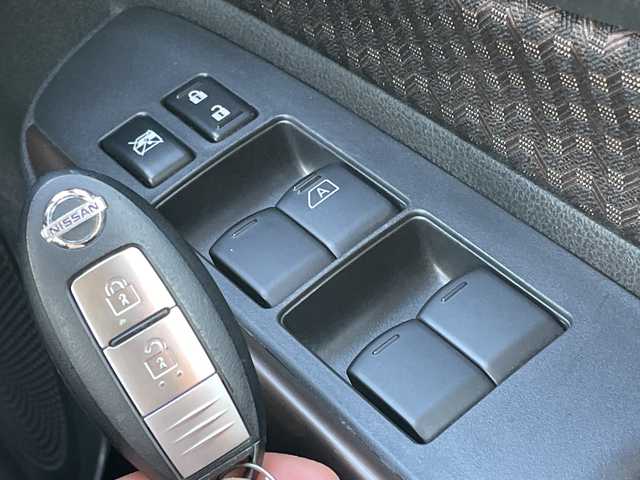 日産 ノート e－パワー メダリスト 青森県 2017(平29)年 9万km ホワイト 純正メモリナビ・フルセグTV/CD・DVD・Bluetooth・USB・SD・AUX/アラウンドビューモニター/合皮コンビシート/スマートルームミラー/前方ドライブレコーダー/エマージェンシーブレーキ/車線逸脱警報/フロント・バックソナー/踏み間違い衝突防止アシスト/ETC/純正フロアマット/インテリキー/プッシュスタート/LEDヘッドライト/オートライト/社外15インチアルミ/純正エアロ/保証書・取扱書