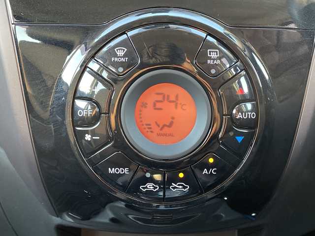 日産 ノート e－パワー メダリスト 青森県 2017(平29)年 9万km ホワイト 純正メモリナビ・フルセグTV/CD・DVD・Bluetooth・USB・SD・AUX/アラウンドビューモニター/合皮コンビシート/スマートルームミラー/前方ドライブレコーダー/エマージェンシーブレーキ/車線逸脱警報/フロント・バックソナー/踏み間違い衝突防止アシスト/ETC/純正フロアマット/インテリキー/プッシュスタート/LEDヘッドライト/オートライト/社外15インチアルミ/純正エアロ/保証書・取扱書