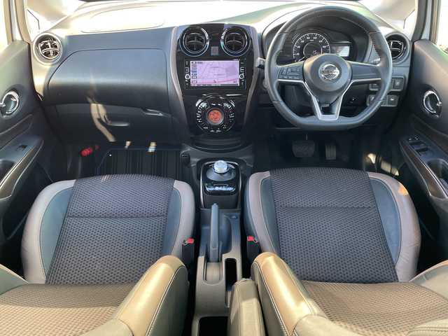 日産 ノート e－パワー メダリスト 青森県 2017(平29)年 9万km ホワイト 純正メモリナビ・フルセグTV/CD・DVD・Bluetooth・USB・SD・AUX/アラウンドビューモニター/合皮コンビシート/スマートルームミラー/前方ドライブレコーダー/エマージェンシーブレーキ/車線逸脱警報/フロント・バックソナー/踏み間違い衝突防止アシスト/ETC/純正フロアマット/インテリキー/プッシュスタート/LEDヘッドライト/オートライト/社外15インチアルミ/純正エアロ/保証書・取扱書