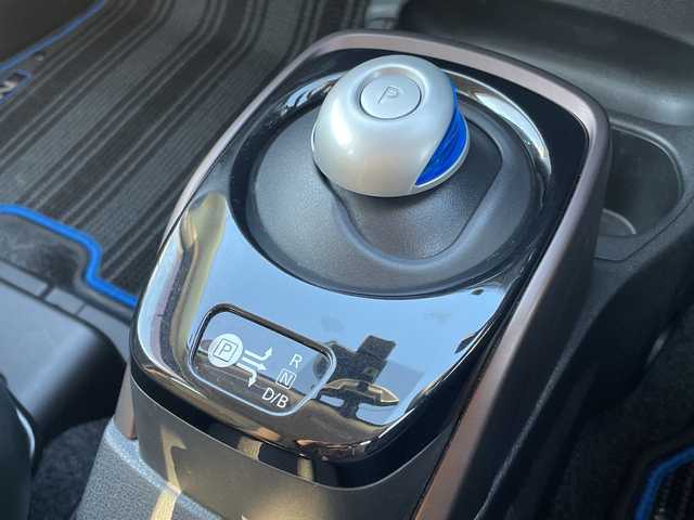 日産 ノート e－パワー メダリスト 青森県 2017(平29)年 9万km ホワイト 純正メモリナビ・フルセグTV/CD・DVD・Bluetooth・USB・SD・AUX/アラウンドビューモニター/合皮コンビシート/スマートルームミラー/前方ドライブレコーダー/エマージェンシーブレーキ/車線逸脱警報/フロント・バックソナー/踏み間違い衝突防止アシスト/ETC/純正フロアマット/インテリキー/プッシュスタート/LEDヘッドライト/オートライト/社外15インチアルミ/純正エアロ/保証書・取扱書