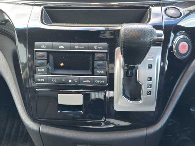 日産 エルグランド 250ハイウェイスター 新潟県 2014(平26)年 5.5万km ブリリアントホワイトパール 純正ナビ/(Bluetooth/AM/FM/CD/DVD)/フルセグTV/両側パワースライドドア/バックカメラ/4WD/HIDヘッドライト/ハーフレザーシート/オットマン/ドライブレコーダー(前後)/純正18インチアルミホイール/ETC/プッシュスタート/ステアリングスイッチ