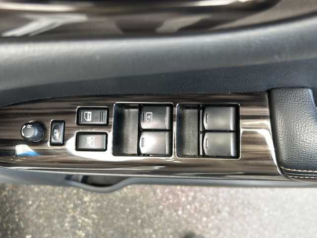 日産 エルグランド 250ハイウェイスター 新潟県 2014(平26)年 5.5万km ブリリアントホワイトパール 純正ナビ/(Bluetooth/AM/FM/CD/DVD)/フルセグTV/両側パワースライドドア/バックカメラ/4WD/HIDヘッドライト/ハーフレザーシート/オットマン/ドライブレコーダー(前後)/純正18インチアルミホイール/ETC/プッシュスタート/ステアリングスイッチ