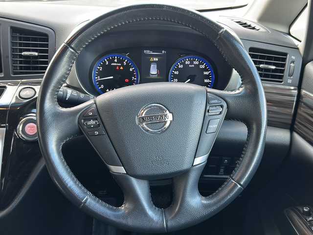 日産 エルグランド 250ハイウェイスター 新潟県 2014(平26)年 5.5万km ブリリアントホワイトパール 純正ナビ/(Bluetooth/AM/FM/CD/DVD)/フルセグTV/両側パワースライドドア/バックカメラ/4WD/HIDヘッドライト/ハーフレザーシート/オットマン/ドライブレコーダー(前後)/純正18インチアルミホイール/ETC/プッシュスタート/ステアリングスイッチ