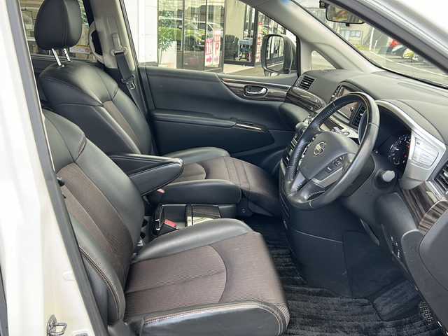 日産 エルグランド 250ハイウェイスター 新潟県 2014(平26)年 5.5万km ブリリアントホワイトパール 純正ナビ/(Bluetooth/AM/FM/CD/DVD)/フルセグTV/両側パワースライドドア/バックカメラ/4WD/HIDヘッドライト/ハーフレザーシート/オットマン/ドライブレコーダー(前後)/純正18インチアルミホイール/ETC/プッシュスタート/ステアリングスイッチ