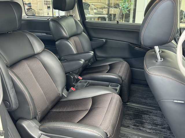 日産 エルグランド 250ハイウェイスター 新潟県 2014(平26)年 5.5万km ブリリアントホワイトパール 純正ナビ/(Bluetooth/AM/FM/CD/DVD)/フルセグTV/両側パワースライドドア/バックカメラ/4WD/HIDヘッドライト/ハーフレザーシート/オットマン/ドライブレコーダー(前後)/純正18インチアルミホイール/ETC/プッシュスタート/ステアリングスイッチ