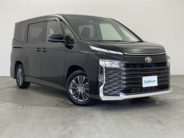 トヨタ ヴォクシー S－G 兵庫県 2022(令4)年 1.1万km アティチュードブラックマイカ ・純正8インチディスプレイオーディオ＆TV＆CD＆DVD＆BT/・パワースライドドア/・トヨタセーフティセンス/・レーダークルーズコントロール/・レーンディパーチャーアラート/・プリクラッシュセーフティ/・オートマチックハイビーム/・クリアランスソナー/・ロードサインアシスト/・前後誤発進抑制機能/・ユニバーサルステップ/・LEDヘッドライト/・バックカメラ/・電動パーキングブレーキ/・ブレーキホールド/・ヘッドライトレベライザー/・後席サンシェード/・ビルトインETC2.0/・純正16インチAW/・ステアリングリモコン/・プッシュスタート/・スマートキー