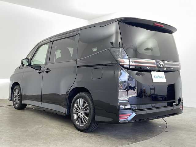 トヨタ ヴォクシー S－G 兵庫県 2022(令4)年 1.1万km アティチュードブラックマイカ ・純正8インチディスプレイオーディオ＆TV＆CD＆DVD＆BT/・パワースライドドア/・トヨタセーフティセンス/・レーダークルーズコントロール/・レーンディパーチャーアラート/・プリクラッシュセーフティ/・オートマチックハイビーム/・クリアランスソナー/・ロードサインアシスト/・前後誤発進抑制機能/・ユニバーサルステップ/・LEDヘッドライト/・バックカメラ/・電動パーキングブレーキ/・ブレーキホールド/・ヘッドライトレベライザー/・後席サンシェード/・ビルトインETC2.0/・純正16インチAW/・ステアリングリモコン/・プッシュスタート/・スマートキー