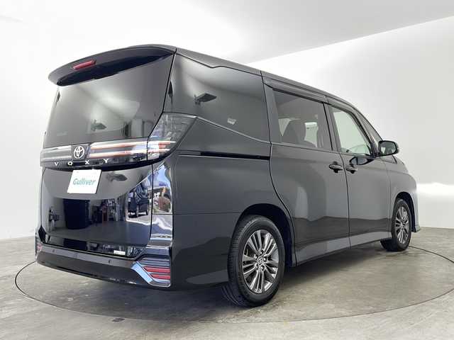 トヨタ ヴォクシー S－G 兵庫県 2022(令4)年 1.1万km アティチュードブラックマイカ ・純正8インチディスプレイオーディオ＆TV＆CD＆DVD＆BT/・パワースライドドア/・トヨタセーフティセンス/・レーダークルーズコントロール/・レーンディパーチャーアラート/・プリクラッシュセーフティ/・オートマチックハイビーム/・クリアランスソナー/・ロードサインアシスト/・前後誤発進抑制機能/・ユニバーサルステップ/・LEDヘッドライト/・バックカメラ/・電動パーキングブレーキ/・ブレーキホールド/・ヘッドライトレベライザー/・後席サンシェード/・ビルトインETC2.0/・純正16インチAW/・ステアリングリモコン/・プッシュスタート/・スマートキー