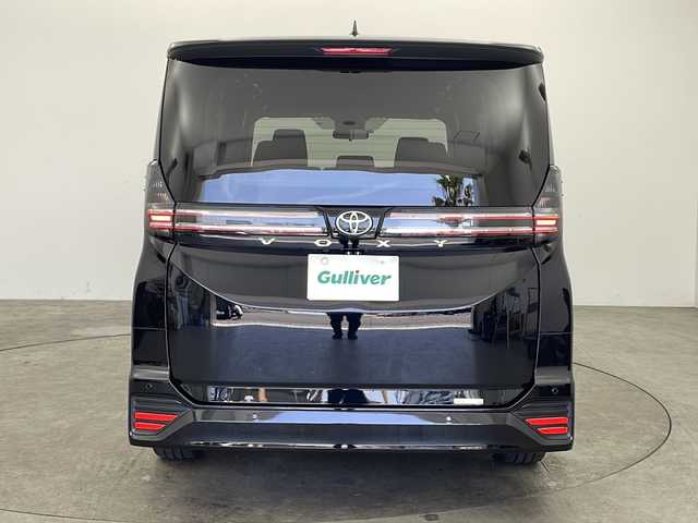 トヨタ ヴォクシー S－G 兵庫県 2022(令4)年 1.1万km アティチュードブラックマイカ ・純正8インチディスプレイオーディオ＆TV＆CD＆DVD＆BT/・パワースライドドア/・トヨタセーフティセンス/・レーダークルーズコントロール/・レーンディパーチャーアラート/・プリクラッシュセーフティ/・オートマチックハイビーム/・クリアランスソナー/・ロードサインアシスト/・前後誤発進抑制機能/・ユニバーサルステップ/・LEDヘッドライト/・バックカメラ/・電動パーキングブレーキ/・ブレーキホールド/・ヘッドライトレベライザー/・後席サンシェード/・ビルトインETC2.0/・純正16インチAW/・ステアリングリモコン/・プッシュスタート/・スマートキー