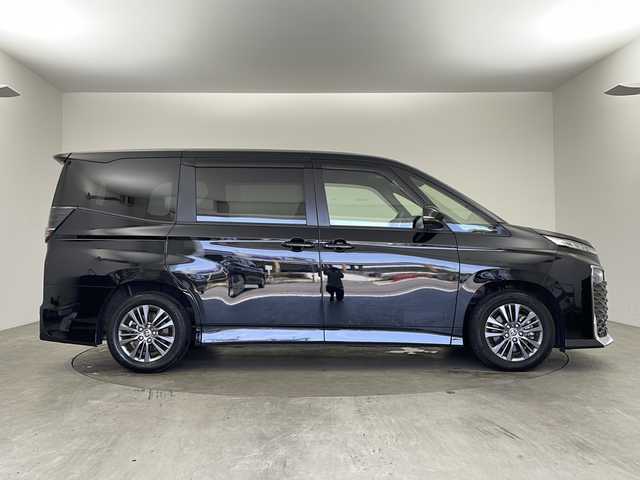 トヨタ ヴォクシー S－G 兵庫県 2022(令4)年 1.1万km アティチュードブラックマイカ ・純正8インチディスプレイオーディオ＆TV＆CD＆DVD＆BT/・パワースライドドア/・トヨタセーフティセンス/・レーダークルーズコントロール/・レーンディパーチャーアラート/・プリクラッシュセーフティ/・オートマチックハイビーム/・クリアランスソナー/・ロードサインアシスト/・前後誤発進抑制機能/・ユニバーサルステップ/・LEDヘッドライト/・バックカメラ/・電動パーキングブレーキ/・ブレーキホールド/・ヘッドライトレベライザー/・後席サンシェード/・ビルトインETC2.0/・純正16インチAW/・ステアリングリモコン/・プッシュスタート/・スマートキー