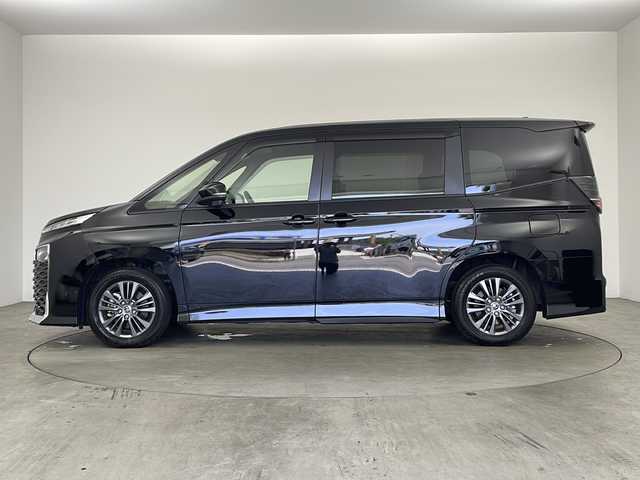 トヨタ ヴォクシー S－G 兵庫県 2022(令4)年 1.1万km アティチュードブラックマイカ ・純正8インチディスプレイオーディオ＆TV＆CD＆DVD＆BT/・パワースライドドア/・トヨタセーフティセンス/・レーダークルーズコントロール/・レーンディパーチャーアラート/・プリクラッシュセーフティ/・オートマチックハイビーム/・クリアランスソナー/・ロードサインアシスト/・前後誤発進抑制機能/・ユニバーサルステップ/・LEDヘッドライト/・バックカメラ/・電動パーキングブレーキ/・ブレーキホールド/・ヘッドライトレベライザー/・後席サンシェード/・ビルトインETC2.0/・純正16インチAW/・ステアリングリモコン/・プッシュスタート/・スマートキー