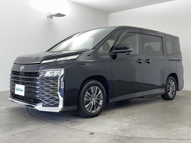 トヨタ ヴォクシー S－G 兵庫県 2022(令4)年 1.1万km アティチュードブラックマイカ ・純正8インチディスプレイオーディオ＆TV＆CD＆DVD＆BT/・パワースライドドア/・トヨタセーフティセンス/・レーダークルーズコントロール/・レーンディパーチャーアラート/・プリクラッシュセーフティ/・オートマチックハイビーム/・クリアランスソナー/・ロードサインアシスト/・前後誤発進抑制機能/・ユニバーサルステップ/・LEDヘッドライト/・バックカメラ/・電動パーキングブレーキ/・ブレーキホールド/・ヘッドライトレベライザー/・後席サンシェード/・ビルトインETC2.0/・純正16インチAW/・ステアリングリモコン/・プッシュスタート/・スマートキー