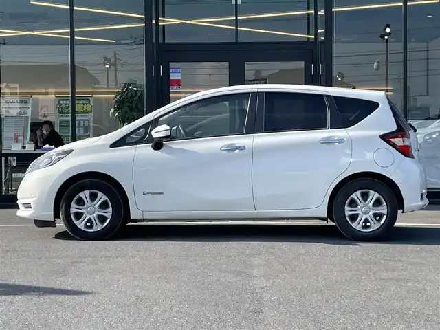日産 ノート e－パワー B 茨城県 2020(令2)年 6.2万km ホワイト 社外ナビ/【iPod・USB・SD・DISC・1セグTV・AM・FM・AUX】/ETC/前後コーナーセンサー/Bカメラ/オートライト/ハロゲンライト/横滑り防止装置/レーンキープアシスト/衝突被害軽減システム/ヘッドライトレベライザー/プッシュスタート/スマートキー/社外フロアマット/純正ホイールカバー/電格ミラー/ウインカーミラー