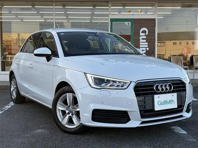 アウディ Ａ１ SB 1．0TFSI 三重県 2018(平30)年 7万km グレイシアホワイトメタリック 純正メーカーナビ　/　・DVD/CD再生・DTV /　・Bluetooth/♪バックガイドカメラ/♪スマートキー×2/♪プッシュスタート/♪コーナーセンサー/♪D/N席シートヒーター/♪HIDヘッドライト/♪リアフォグライト /♪オートライト/♪ドライブレコーダー/♪革巻きステアリング/♪ステアリングスイッチ/♪アイドリングストップ/♪オートリトラクタブルミラー/♪ウィンカーミラー/♪ビルトインETC/♪フロアマット/♪横滑り防止機能/♪サイド/カーテンエアバック