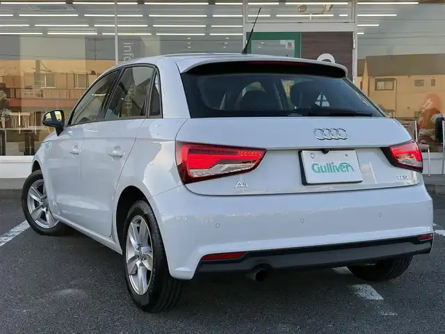 アウディ Ａ１ SB 1．0TFSI 三重県 2018(平30)年 7万km グレイシアホワイトメタリック 純正メーカーナビ　/　・DVD/CD再生・DTV /　・Bluetooth/♪バックガイドカメラ/♪スマートキー×2/♪プッシュスタート/♪コーナーセンサー/♪D/N席シートヒーター/♪HIDヘッドライト/♪リアフォグライト /♪オートライト/♪ドライブレコーダー/♪革巻きステアリング/♪ステアリングスイッチ/♪アイドリングストップ/♪オートリトラクタブルミラー/♪ウィンカーミラー/♪ビルトインETC/♪フロアマット/♪横滑り防止機能/♪サイド/カーテンエアバック