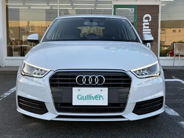 アウディ Ａ１ SB 1．0TFSI 三重県 2018(平30)年 7万km グレイシアホワイトメタリック 純正メーカーナビ　/　・DVD/CD再生・DTV /　・Bluetooth/♪バックガイドカメラ/♪スマートキー×2/♪プッシュスタート/♪コーナーセンサー/♪D/N席シートヒーター/♪HIDヘッドライト/♪リアフォグライト /♪オートライト/♪ドライブレコーダー/♪革巻きステアリング/♪ステアリングスイッチ/♪アイドリングストップ/♪オートリトラクタブルミラー/♪ウィンカーミラー/♪ビルトインETC/♪フロアマット/♪横滑り防止機能/♪サイド/カーテンエアバック