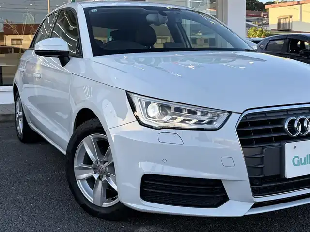 アウディ Ａ１ SB 1．0TFSI 三重県 2018(平30)年 7万km グレイシアホワイトメタリック 純正メーカーナビ　/　・DVD/CD再生・DTV /　・Bluetooth/♪バックガイドカメラ/♪スマートキー×2/♪プッシュスタート/♪コーナーセンサー/♪D/N席シートヒーター/♪HIDヘッドライト/♪リアフォグライト /♪オートライト/♪ドライブレコーダー/♪革巻きステアリング/♪ステアリングスイッチ/♪アイドリングストップ/♪オートリトラクタブルミラー/♪ウィンカーミラー/♪ビルトインETC/♪フロアマット/♪横滑り防止機能/♪サイド/カーテンエアバック