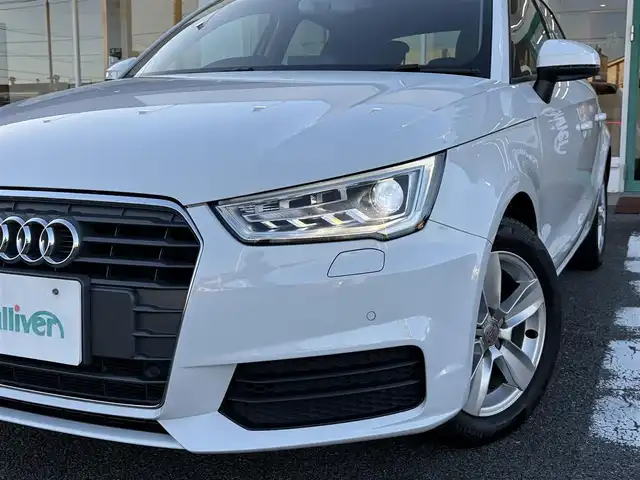 アウディ Ａ１ SB 1．0TFSI 三重県 2018(平30)年 7万km グレイシアホワイトメタリック 純正メーカーナビ　/　・DVD/CD再生・DTV /　・Bluetooth/♪バックガイドカメラ/♪スマートキー×2/♪プッシュスタート/♪コーナーセンサー/♪D/N席シートヒーター/♪HIDヘッドライト/♪リアフォグライト /♪オートライト/♪ドライブレコーダー/♪革巻きステアリング/♪ステアリングスイッチ/♪アイドリングストップ/♪オートリトラクタブルミラー/♪ウィンカーミラー/♪ビルトインETC/♪フロアマット/♪横滑り防止機能/♪サイド/カーテンエアバック
