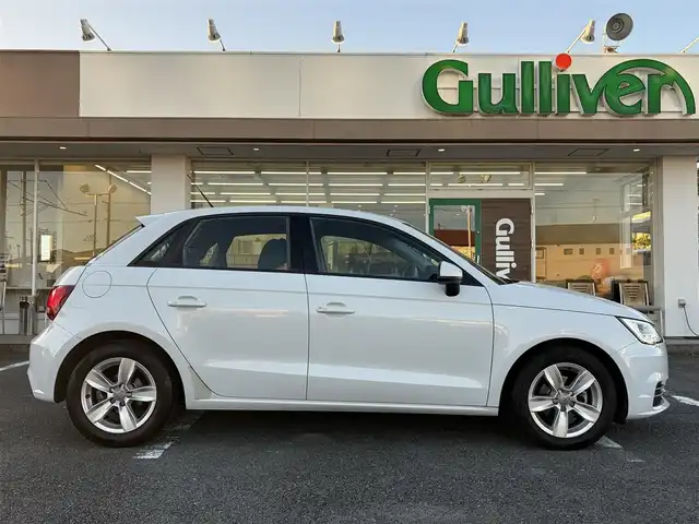 アウディ Ａ１ SB 1．0TFSI 三重県 2018(平30)年 7万km グレイシアホワイトメタリック 純正メーカーナビ　/　・DVD/CD再生・DTV /　・Bluetooth/♪バックガイドカメラ/♪スマートキー×2/♪プッシュスタート/♪コーナーセンサー/♪D/N席シートヒーター/♪HIDヘッドライト/♪リアフォグライト /♪オートライト/♪ドライブレコーダー/♪革巻きステアリング/♪ステアリングスイッチ/♪アイドリングストップ/♪オートリトラクタブルミラー/♪ウィンカーミラー/♪ビルトインETC/♪フロアマット/♪横滑り防止機能/♪サイド/カーテンエアバック