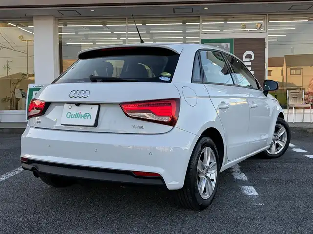 アウディ Ａ１ SB 1．0TFSI 三重県 2018(平30)年 7万km グレイシアホワイトメタリック 純正メーカーナビ　/　・DVD/CD再生・DTV /　・Bluetooth/♪バックガイドカメラ/♪スマートキー×2/♪プッシュスタート/♪コーナーセンサー/♪D/N席シートヒーター/♪HIDヘッドライト/♪リアフォグライト /♪オートライト/♪ドライブレコーダー/♪革巻きステアリング/♪ステアリングスイッチ/♪アイドリングストップ/♪オートリトラクタブルミラー/♪ウィンカーミラー/♪ビルトインETC/♪フロアマット/♪横滑り防止機能/♪サイド/カーテンエアバック