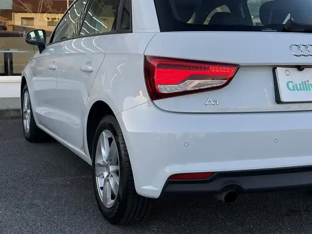 アウディ Ａ１ SB 1．0TFSI 三重県 2018(平30)年 7万km グレイシアホワイトメタリック 純正メーカーナビ　/　・DVD/CD再生・DTV /　・Bluetooth/♪バックガイドカメラ/♪スマートキー×2/♪プッシュスタート/♪コーナーセンサー/♪D/N席シートヒーター/♪HIDヘッドライト/♪リアフォグライト /♪オートライト/♪ドライブレコーダー/♪革巻きステアリング/♪ステアリングスイッチ/♪アイドリングストップ/♪オートリトラクタブルミラー/♪ウィンカーミラー/♪ビルトインETC/♪フロアマット/♪横滑り防止機能/♪サイド/カーテンエアバック