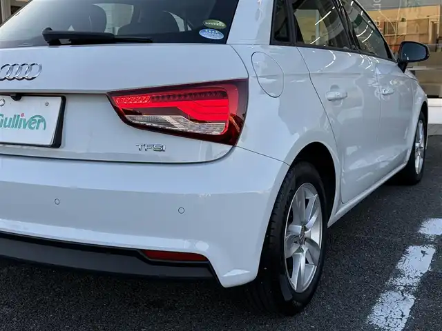 アウディ Ａ１ SB 1．0TFSI 三重県 2018(平30)年 7万km グレイシアホワイトメタリック 純正メーカーナビ　/　・DVD/CD再生・DTV /　・Bluetooth/♪バックガイドカメラ/♪スマートキー×2/♪プッシュスタート/♪コーナーセンサー/♪D/N席シートヒーター/♪HIDヘッドライト/♪リアフォグライト /♪オートライト/♪ドライブレコーダー/♪革巻きステアリング/♪ステアリングスイッチ/♪アイドリングストップ/♪オートリトラクタブルミラー/♪ウィンカーミラー/♪ビルトインETC/♪フロアマット/♪横滑り防止機能/♪サイド/カーテンエアバック