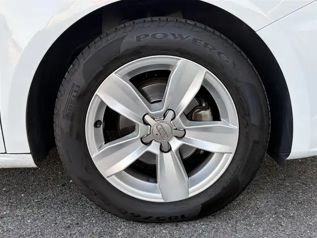 アウディ Ａ１ SB 1．0TFSI 三重県 2018(平30)年 7万km グレイシアホワイトメタリック 純正メーカーナビ　/　・DVD/CD再生・DTV /　・Bluetooth/♪バックガイドカメラ/♪スマートキー×2/♪プッシュスタート/♪コーナーセンサー/♪D/N席シートヒーター/♪HIDヘッドライト/♪リアフォグライト /♪オートライト/♪ドライブレコーダー/♪革巻きステアリング/♪ステアリングスイッチ/♪アイドリングストップ/♪オートリトラクタブルミラー/♪ウィンカーミラー/♪ビルトインETC/♪フロアマット/♪横滑り防止機能/♪サイド/カーテンエアバック