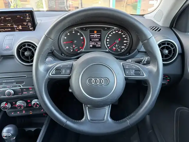 アウディ Ａ１ SB 1．0TFSI 三重県 2018(平30)年 7万km グレイシアホワイトメタリック 純正メーカーナビ　/　・DVD/CD再生・DTV /　・Bluetooth/♪バックガイドカメラ/♪スマートキー×2/♪プッシュスタート/♪コーナーセンサー/♪D/N席シートヒーター/♪HIDヘッドライト/♪リアフォグライト /♪オートライト/♪ドライブレコーダー/♪革巻きステアリング/♪ステアリングスイッチ/♪アイドリングストップ/♪オートリトラクタブルミラー/♪ウィンカーミラー/♪ビルトインETC/♪フロアマット/♪横滑り防止機能/♪サイド/カーテンエアバック