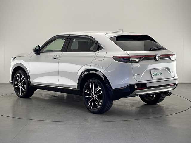 ホンダ ヴェゼル ハイブリッド e:HEV Z 宮崎県 2022(令4)年 2.1万km プラチナホワイトパール ワンオーナー/Honda SENSING/ブラインドスポットインフォメーション/コーナーセンサー/純正9インチSDナビ/フルセグTV/CD/DVD/Music Rack/Bluetooth/バックカメラ/コンビシート/レザー調シートカバー/シートヒーター/ハンズフリーアクセスパワーテールゲート(予約クローズ機能付)/LEDヘッドライト/純正18インチAW/ビルトインETC/保証書
