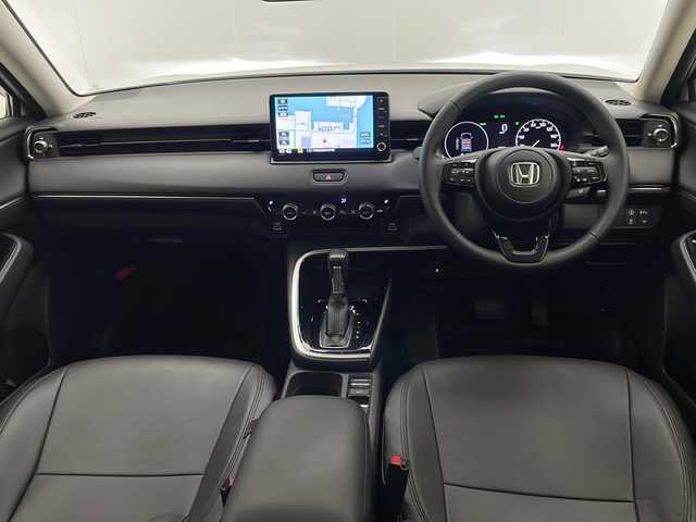 ホンダ ヴェゼル ハイブリッド e:HEV Z 宮崎県 2022(令4)年 2.1万km プラチナホワイトパール ワンオーナー/Honda SENSING/ブラインドスポットインフォメーション/コーナーセンサー/純正9インチSDナビ/フルセグTV/CD/DVD/Music Rack/Bluetooth/バックカメラ/コンビシート/レザー調シートカバー/シートヒーター/ハンズフリーアクセスパワーテールゲート(予約クローズ機能付)/LEDヘッドライト/純正18インチAW/ビルトインETC/保証書