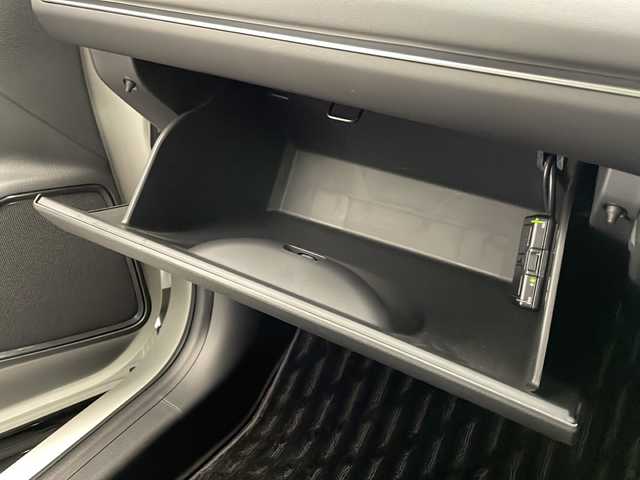 ホンダ ヴェゼル ハイブリッド e:HEV Z 宮崎県 2022(令4)年 2.1万km プラチナホワイトパール ワンオーナー/Honda SENSING/ブラインドスポットインフォメーション/コーナーセンサー/純正9インチSDナビ/フルセグTV/CD/DVD/Music Rack/Bluetooth/バックカメラ/コンビシート/レザー調シートカバー/シートヒーター/ハンズフリーアクセスパワーテールゲート(予約クローズ機能付)/LEDヘッドライト/純正18インチAW/ビルトインETC/保証書